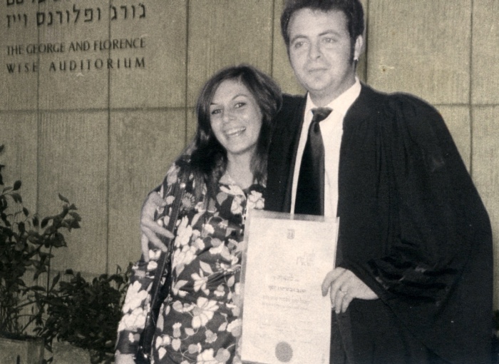 תמונה של ד"ר יוסיף שגב עם התואר מאוניברסיטת תל-אביב